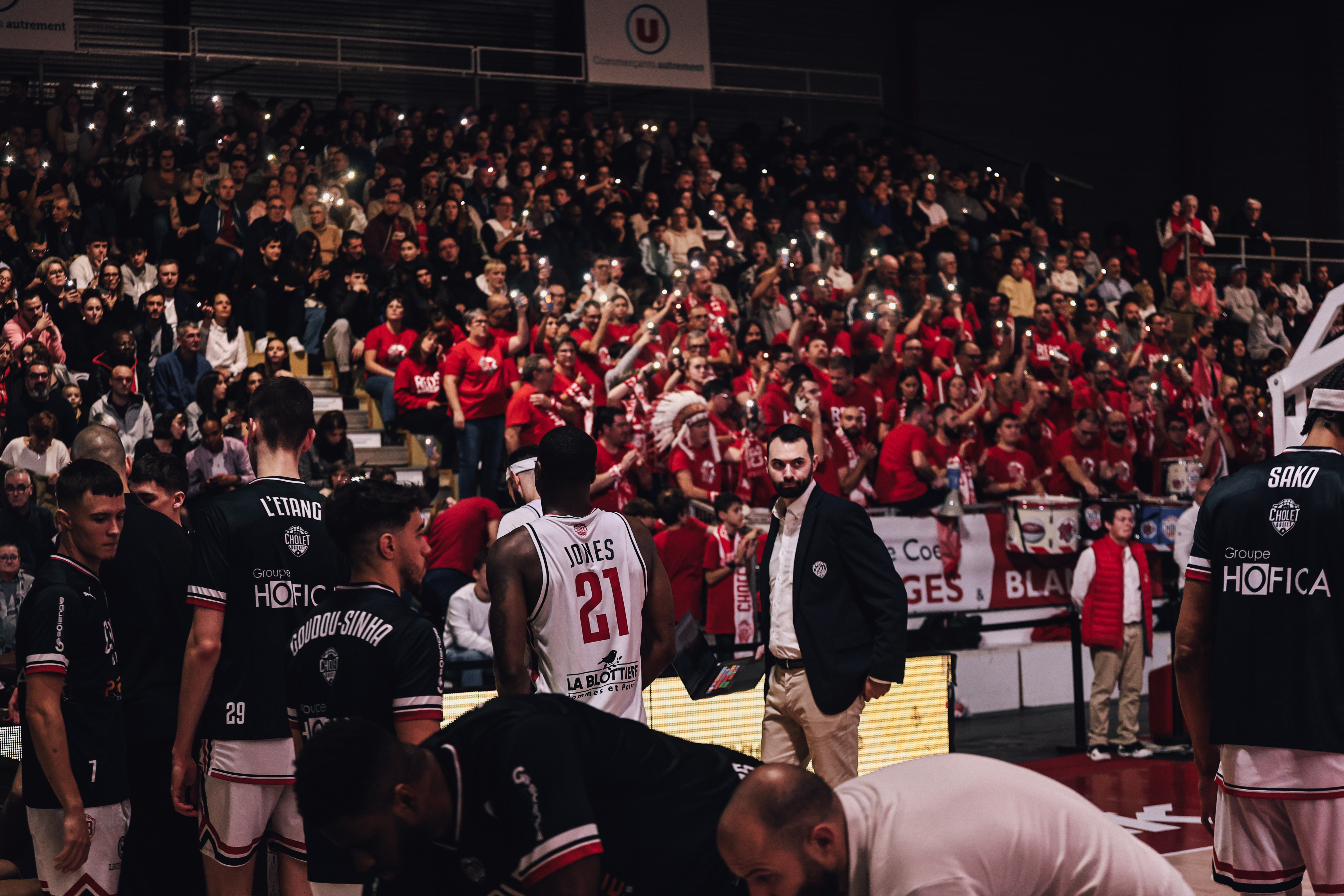 Jalen Jones et les supporters ©MELVYN AUGAS 