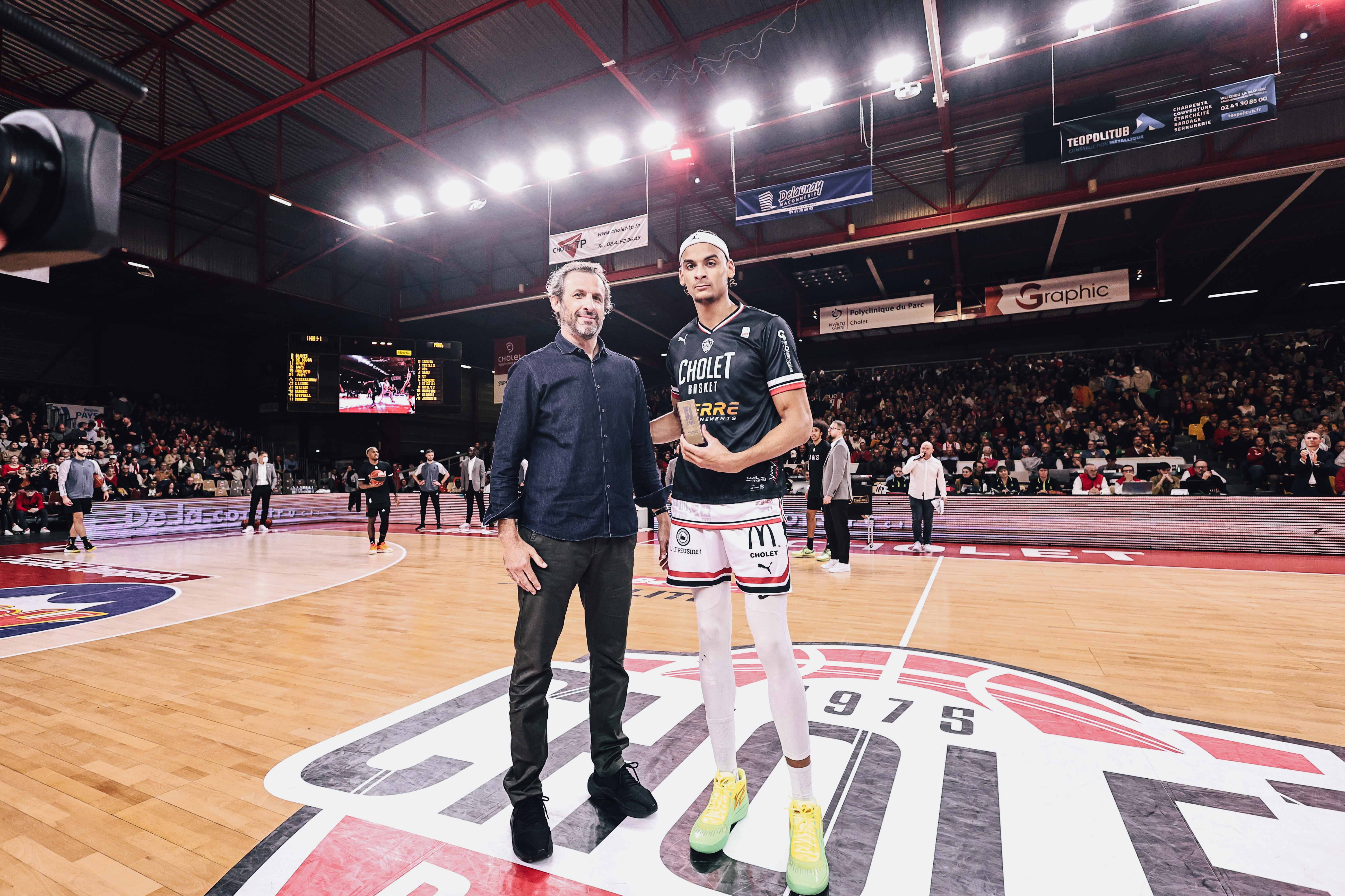 Antoine Rigaudeau et Neal Sako, Joueur du mois d'octobre en Betclic Elite ©MELVYN AUGAS