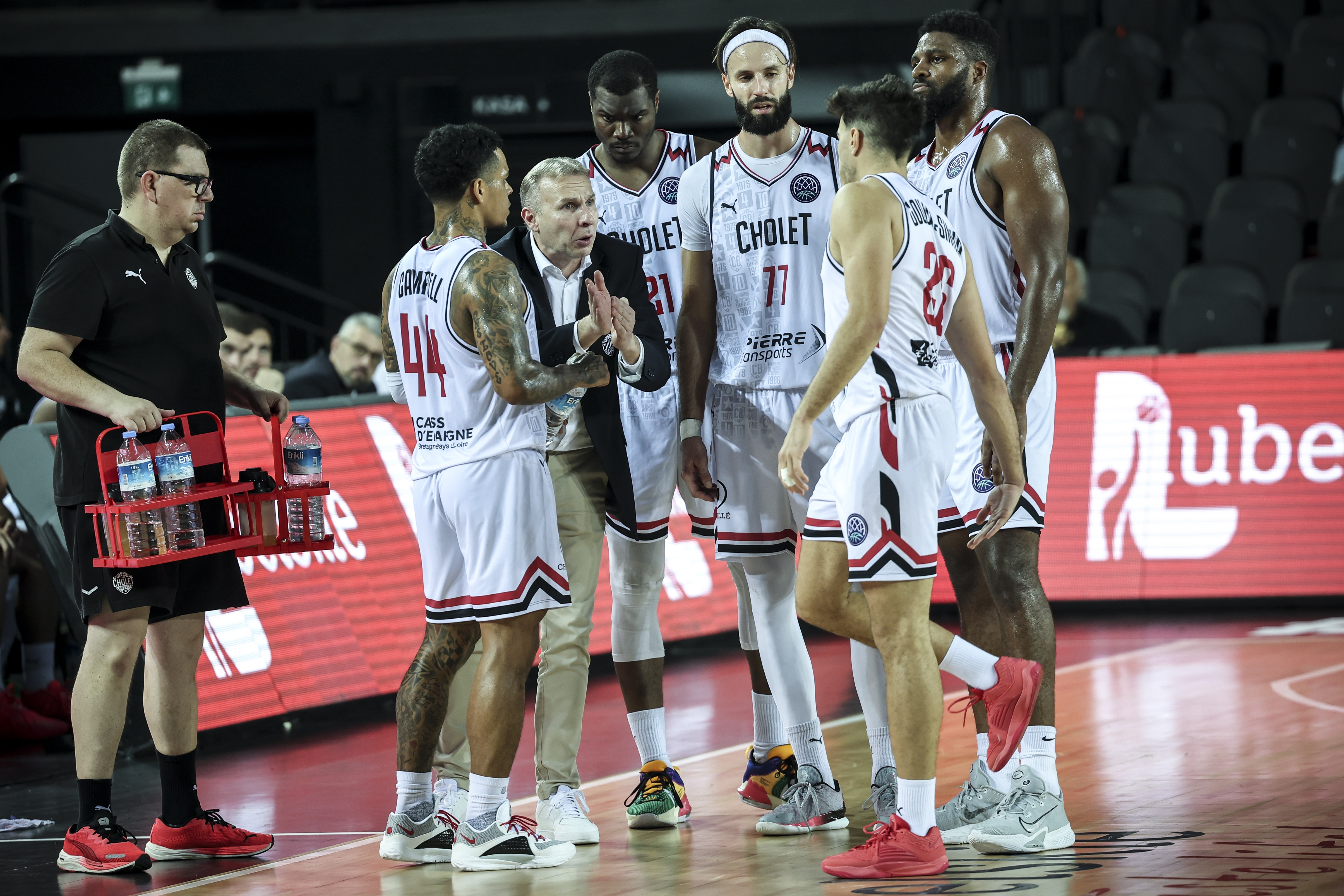 Vojtech Hruban, T.J. Campbell, Jalen Jones, Emmanuel Nzekwesi, Laurent Vila ©Basketball Champions League 