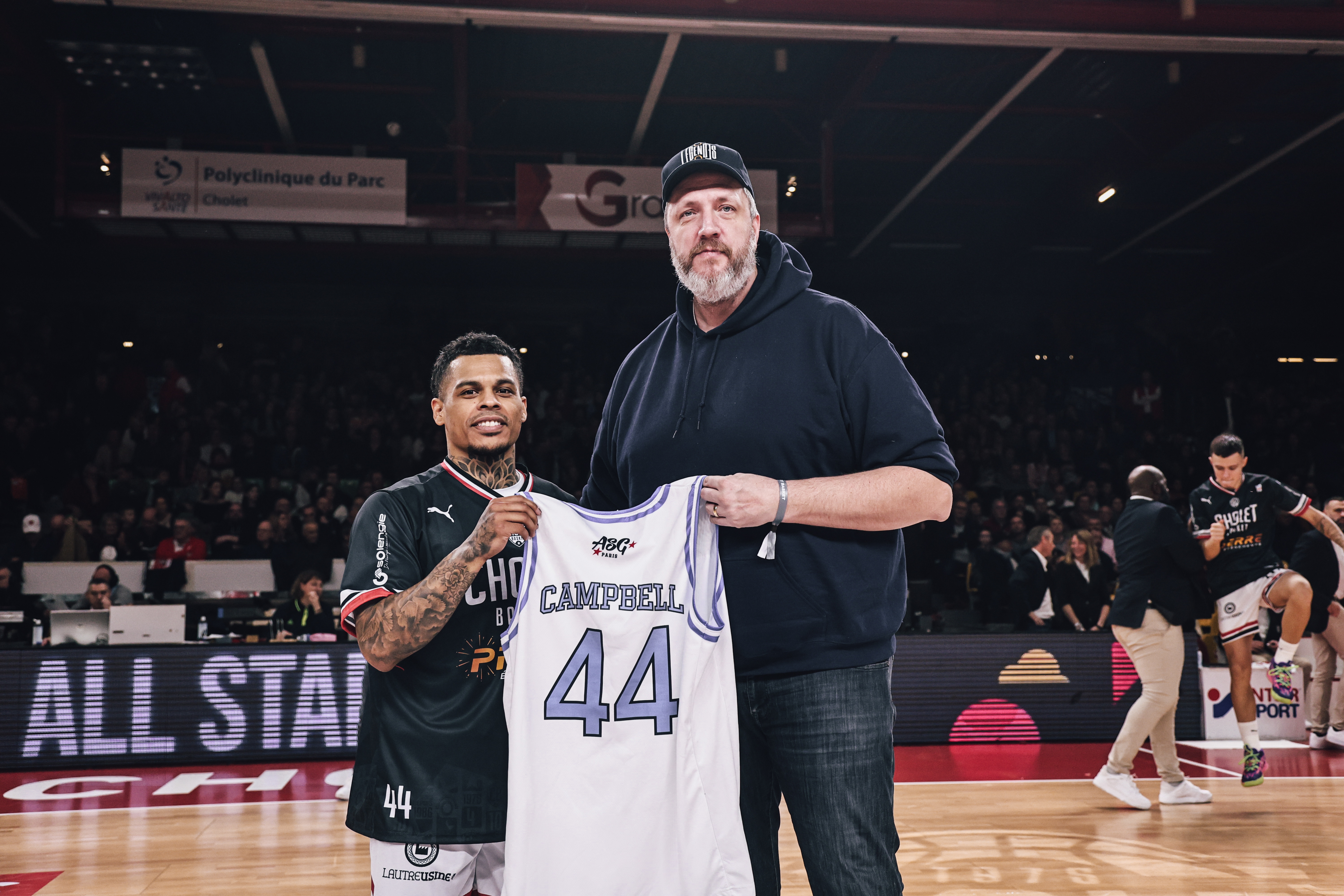 Remise du maillot du Skills Challenge à T.J. Campbell par Frédéric Weis ©MELVYN AUGAS