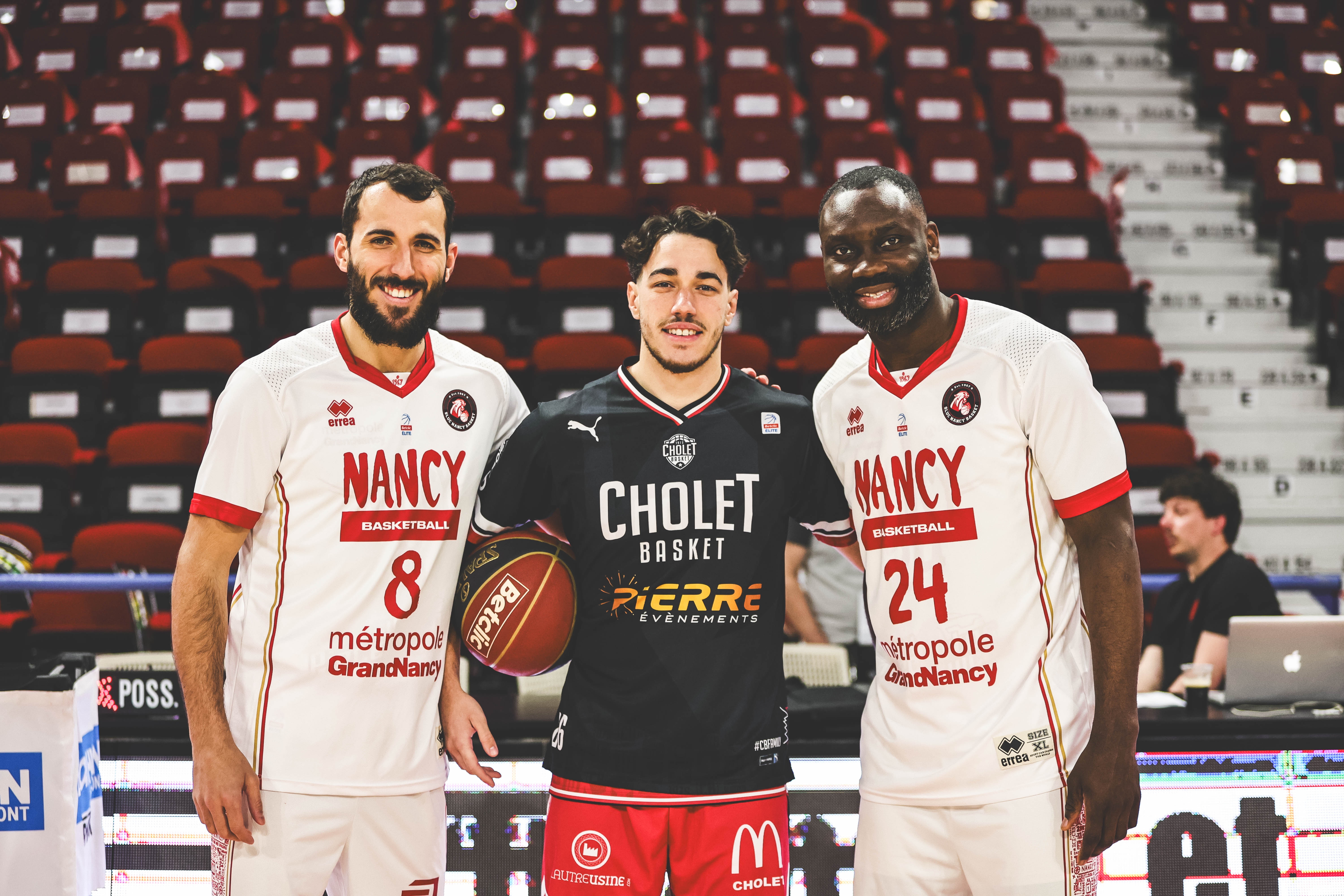 Enzo Goudou-Sinha avec ses anciens coéquipiers Antony Labanca et Mérédis Houmounou ©Loïc Wacziak - SLUC Nancy