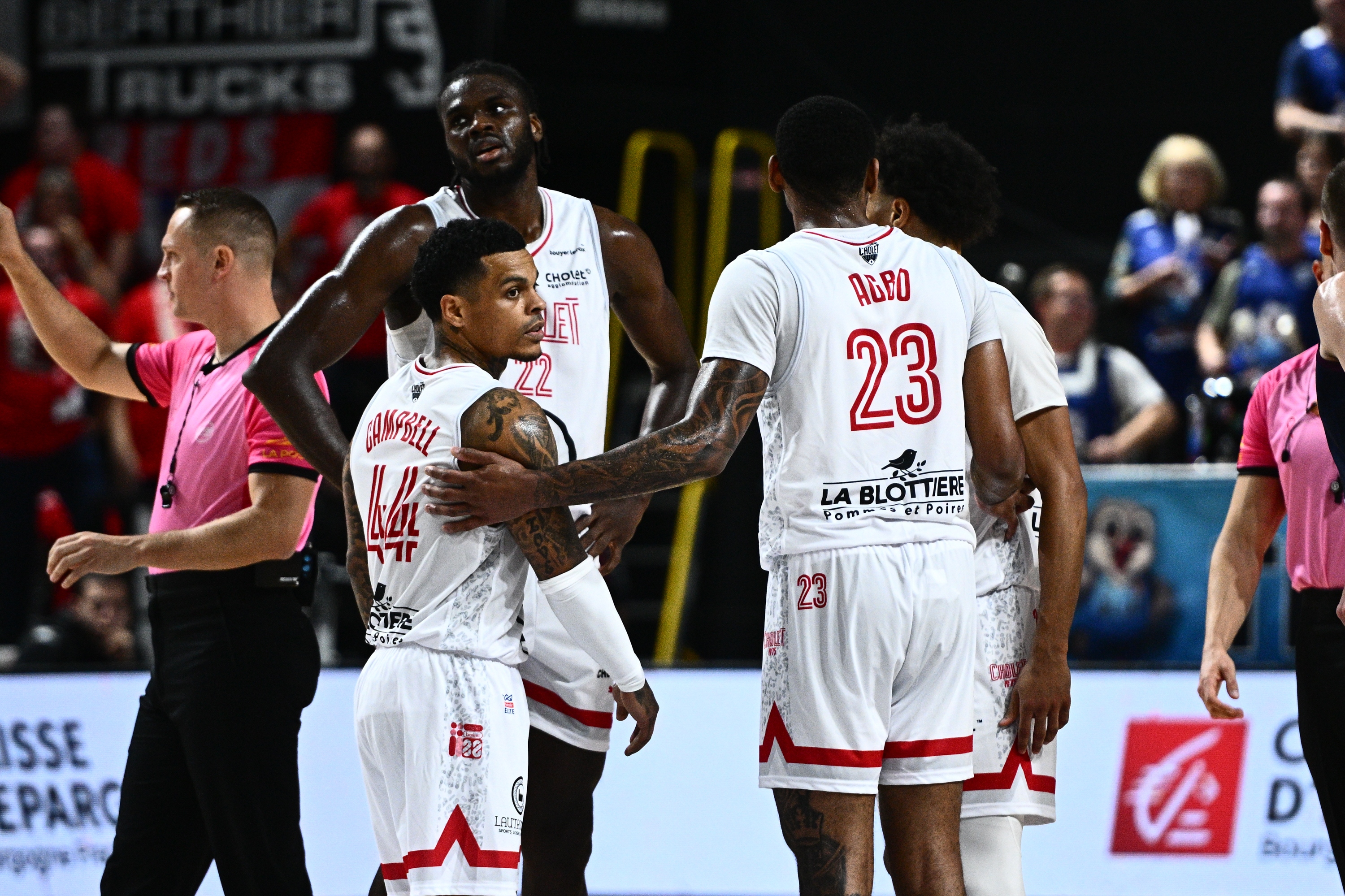 T.J. Campbell, Chibuzo Agbo et Qudus Wahab - © foxaep.com