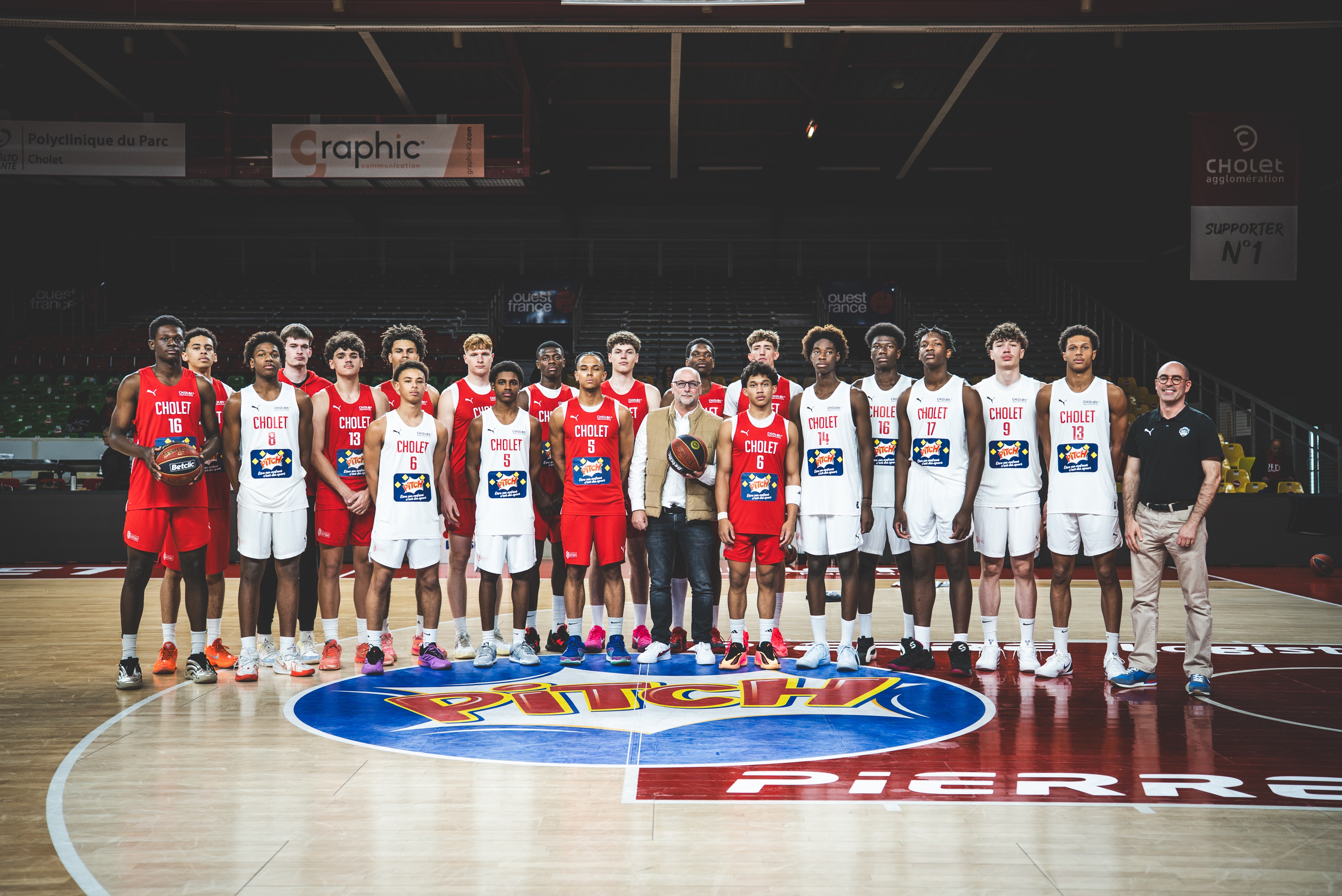 Les U18 et U21 autour de Freddy Allaire, représentant de Brioche Pasquier, avant le premier match de la Pitch Académie ©Sonia Alberto