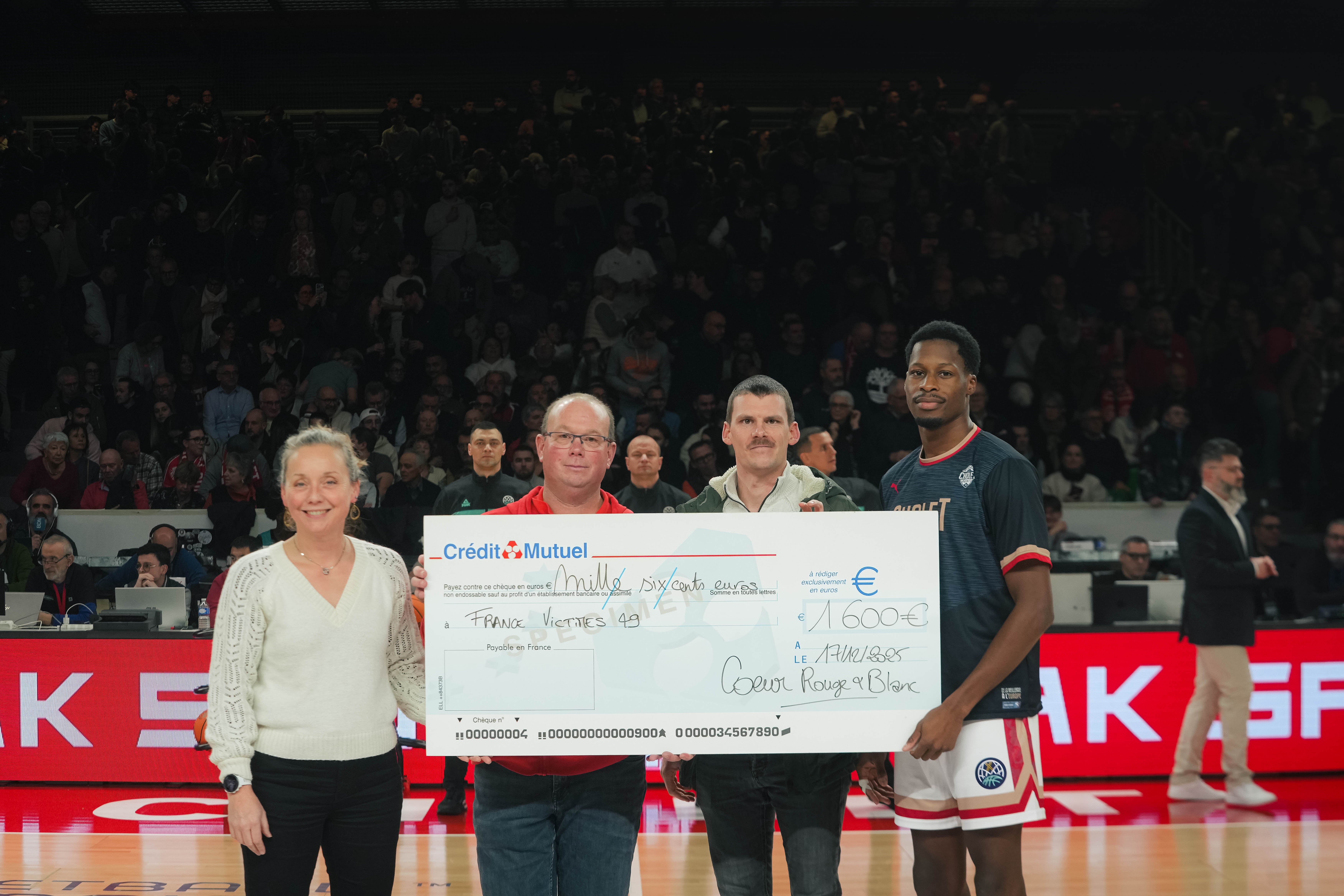 REMISE D'UN CHEQUE DE 1600 EUROS EN FAVEUR DE FRANCE VICTIME 49 PAR KARINE BATARDIÉRE, YOAN GELINEAU ET GERALD AYAYI, RESPECTIVEMENT MEMBRE, PRESIDENT ET PARRAIN DE L'ASSOCIATION ROUGE ET BLANC - @revioo.mov