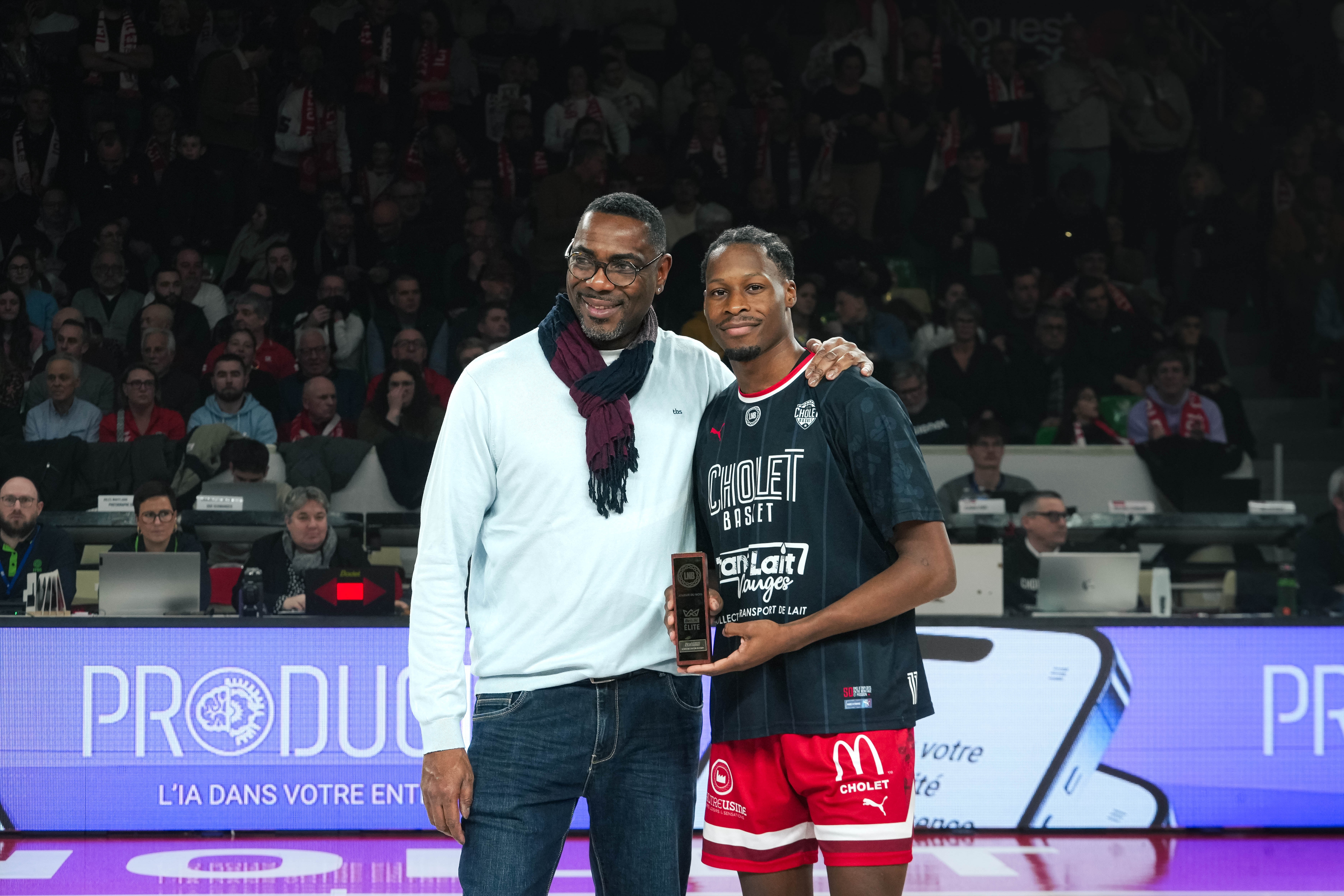 Remise du Trophée du Joueur du Mois de décembre 2025 en Betclic Elite à Gérald Ayayi par Jim Bilba - ©revioo.mov