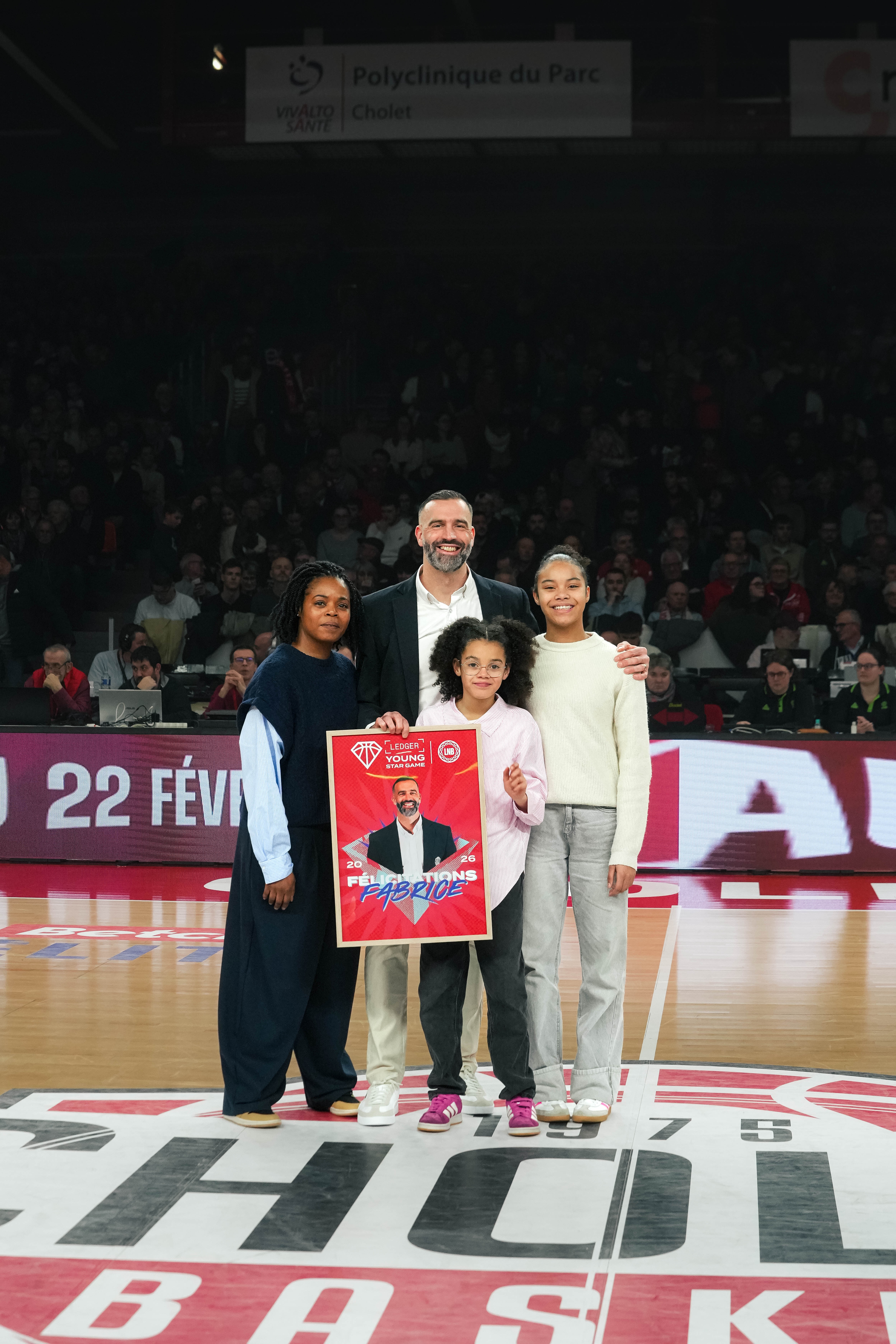 Remise du cadre du Young Star Game à Fabrice par Sandra sa femme et par ThaÏs et MaÏwenn ses filles - ©revioo.mov