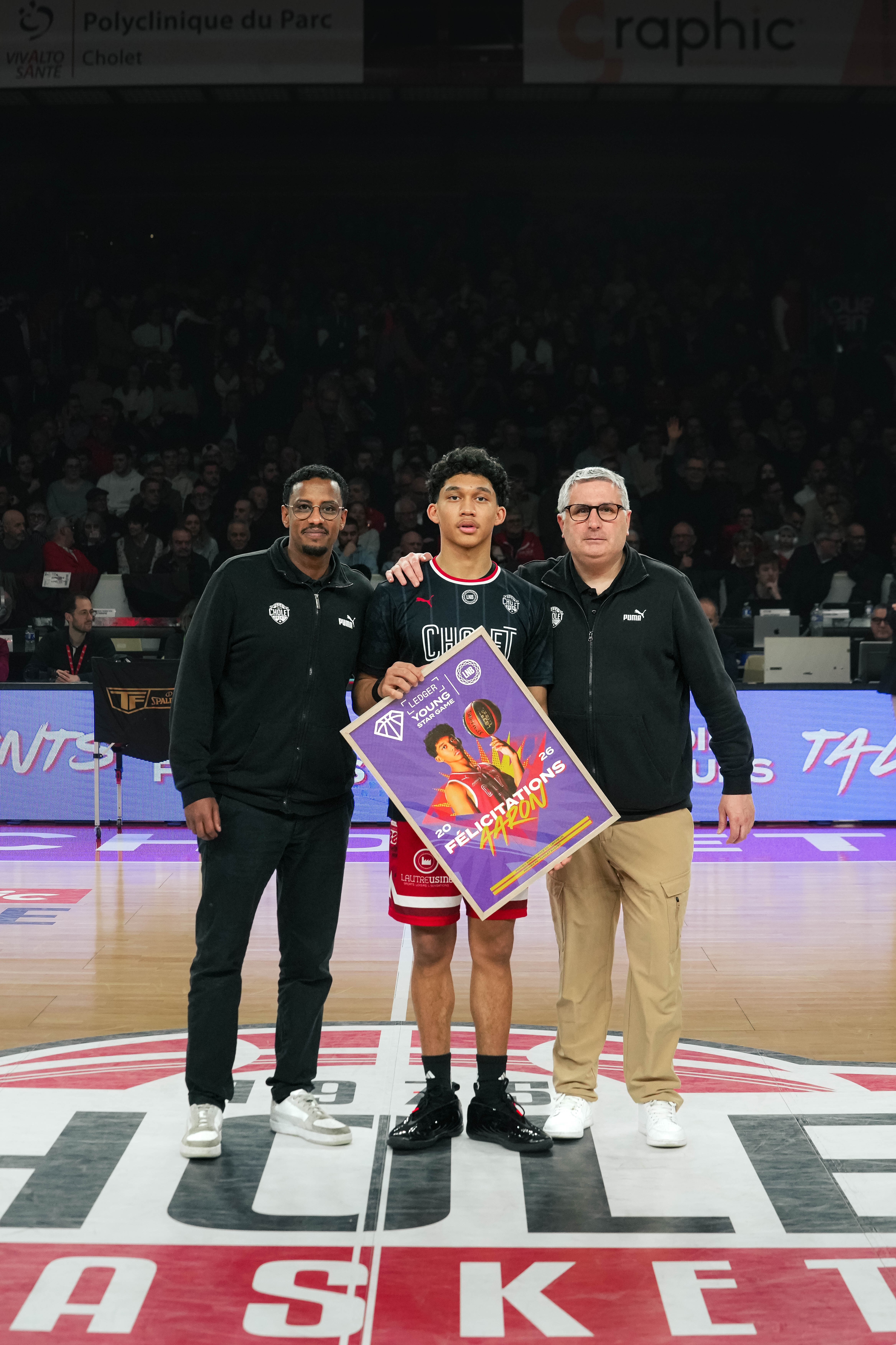 Remise du cadre à Aaron du Young Star Game par François Fievet et Régis Boissié ses coachs à la Pitch Académie Cholet Basket - ©revioo.mov