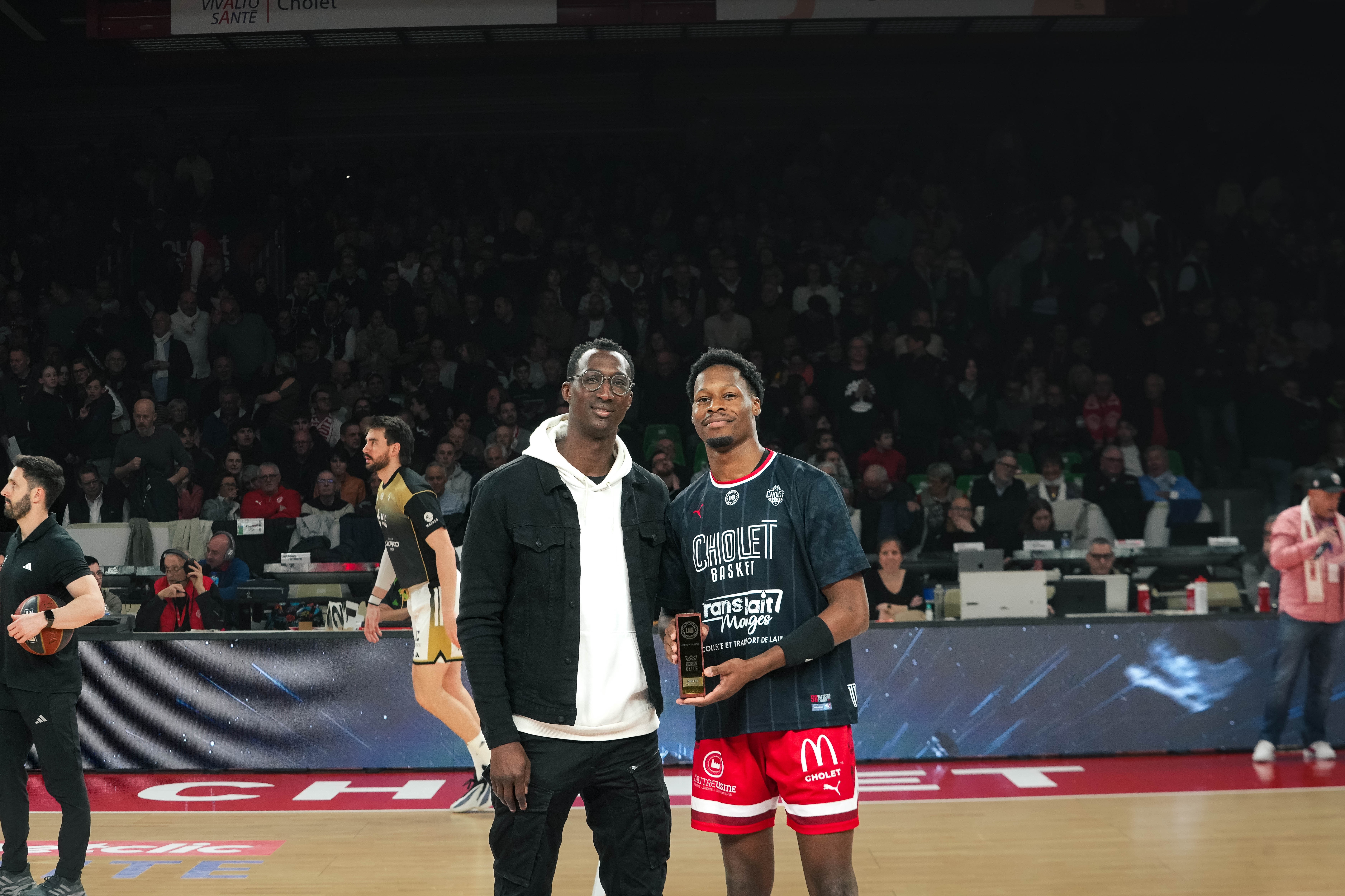 Remise du Trophée du Joueur du Mois de février 2026 à Gérald Ayayi par Pape Sy - ©revioo.mov