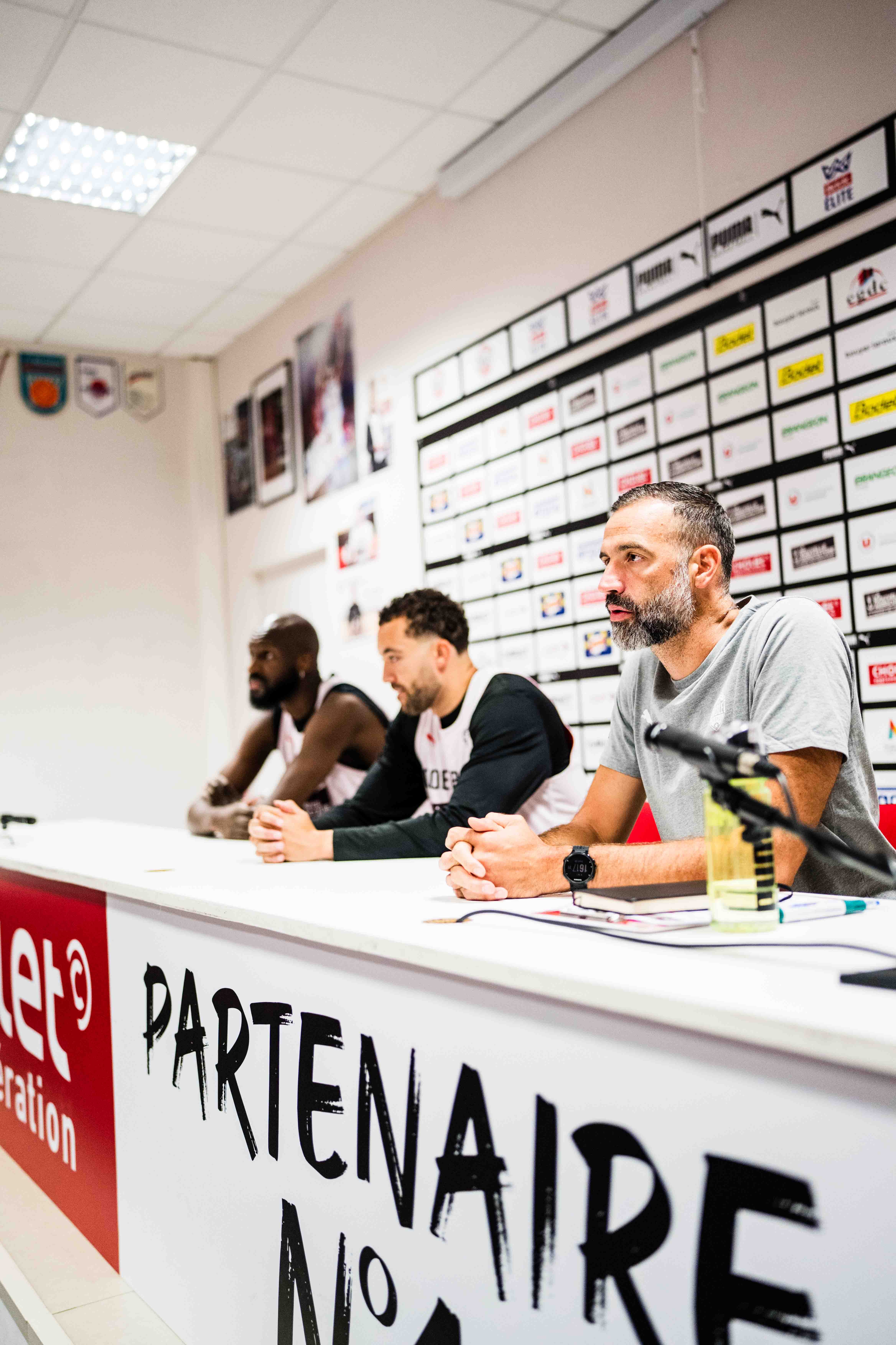 Discussion avec Digué Diawara, Jarrod West et l'entraîneur Fabrice Lefrançois
